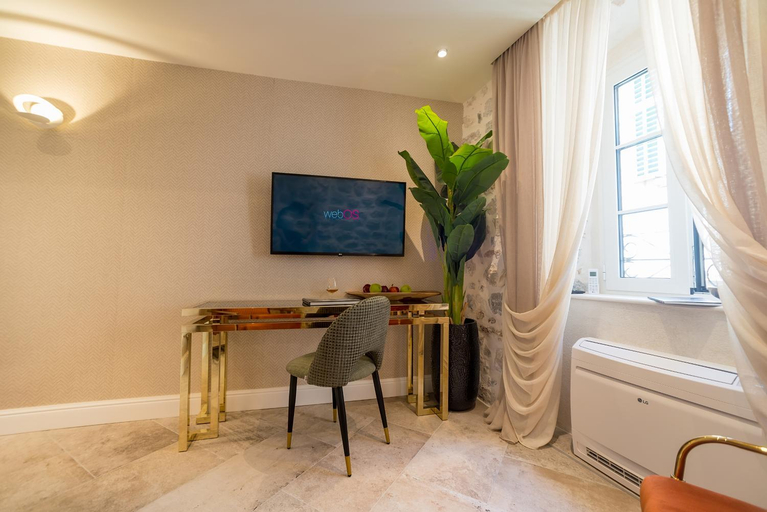 Shared lounge/TV area 3, Apartments Hun