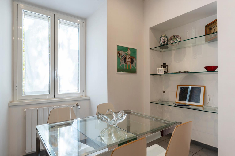 Others 2, Porta Pia & Villa Torlonia Apartment with Balcony, Roma