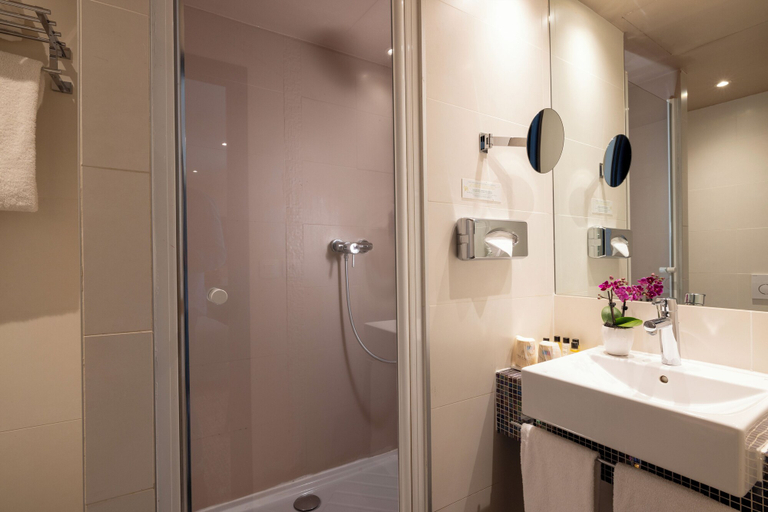 Bathroom 4, Hotel Park Lane Paris, Paris