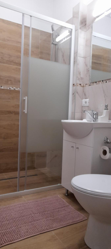 Bathroom 4, Casa Spilt, Borsa