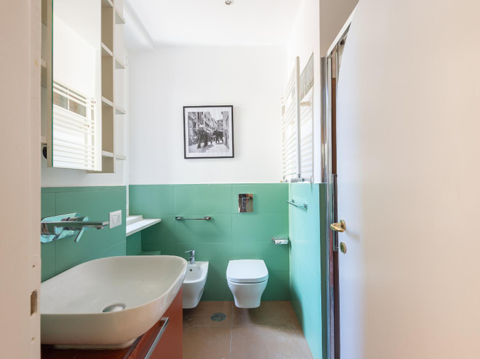 Bathroom 2, Spanish Steps Luxury Apartment, Rome