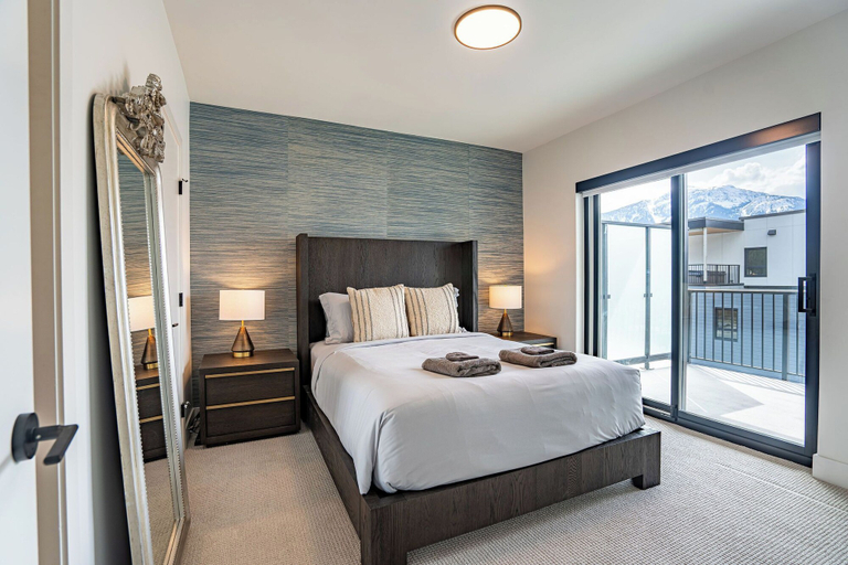 Bedroom 2, Mountain Revelation Revelstoke Vacations, Columbia-Shuswap