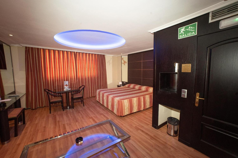 Others 4, Motel Caribe, Pontevedra