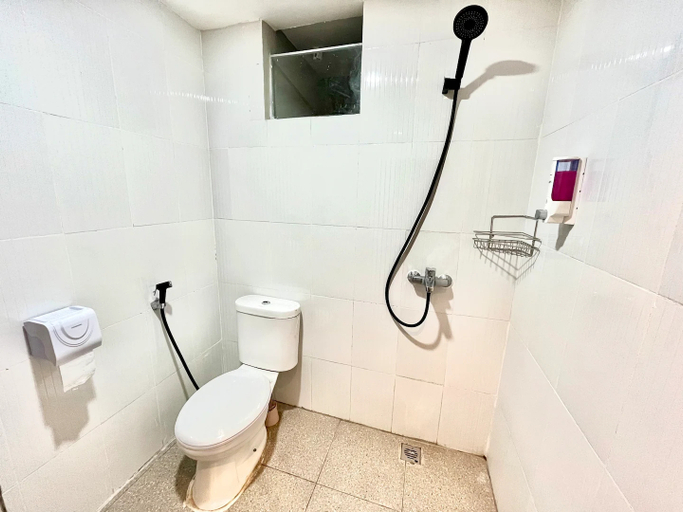 Bathroom 5, Risan Penthouse at Royal Apartment Mks, Makassar