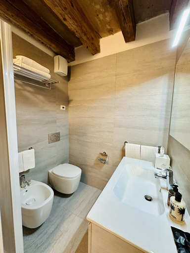 Bathroom 3, The Ambassador Apartment, Verona