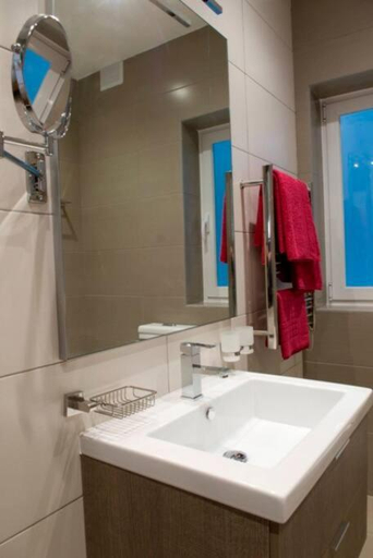 Bathroom 3, Quisisana Apartments - Cast Renting