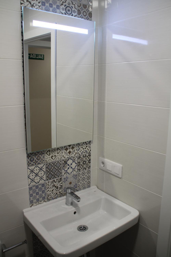 Bathroom 2, Baixo a Lua Rooming, Lugo