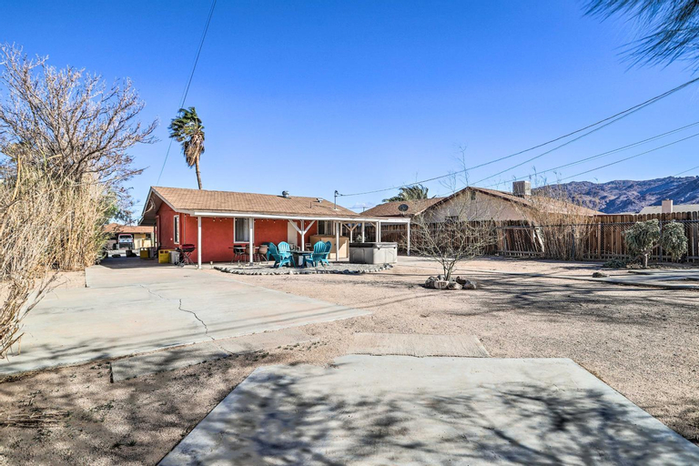 Cali Desert Oasis with Hot Tub and Mtn Views!, San Bernardino