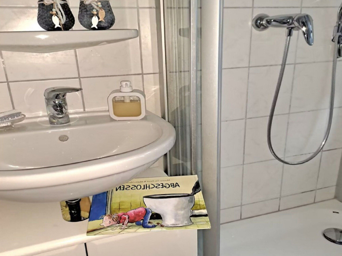 Bathroom 3, Tasteful Apartment With Balcony, Region Hannover