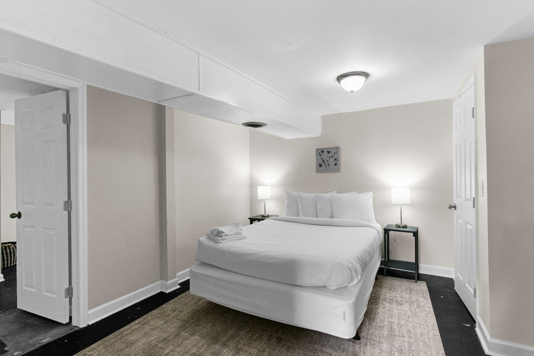 Bedroom 3, Modern in Magic City 2 Units, Jefferson