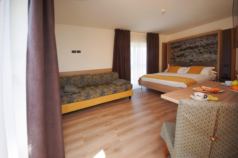 Room 2, Apartment in Riva del Garda, Trento