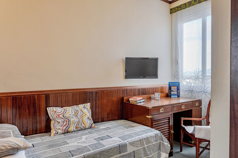Bedroom 4, Hotel in Cecina just 100 mt from the sea, Livorno