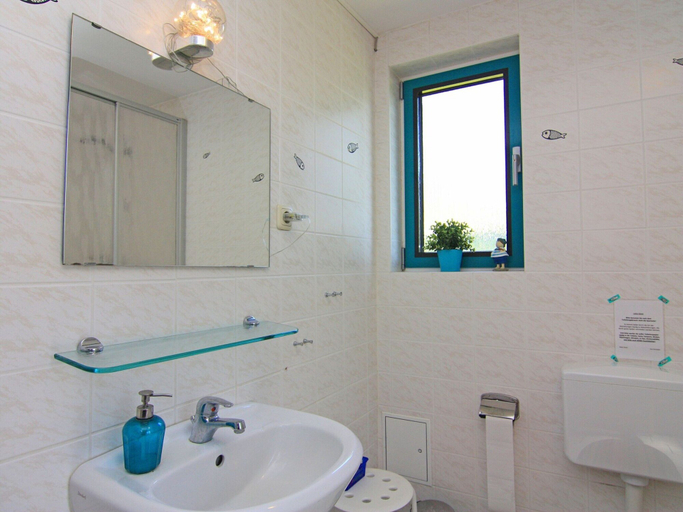 Bathroom 3, Bungalow am See mit Ruderboot in Klein Labenz, Nordwestmecklenburg