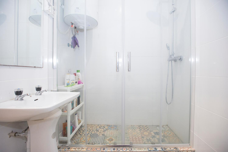 Bathroom 4, Travel & Live Marques, Porto