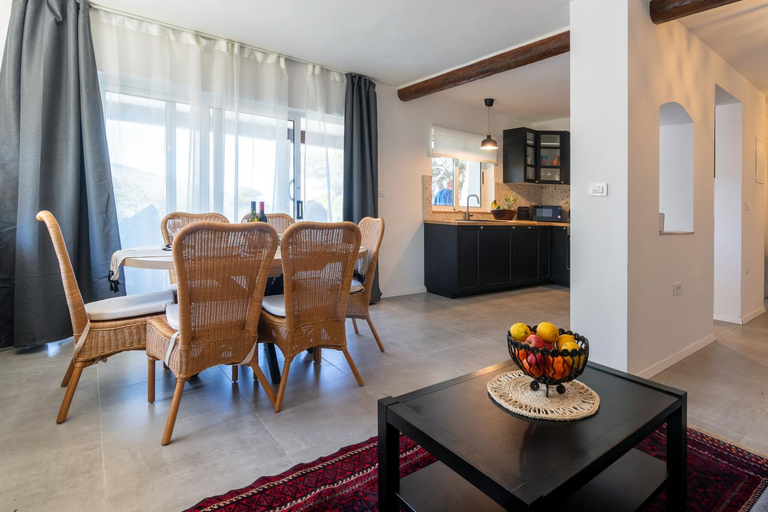 Others 2, Villa Pinus, Stari Grad
