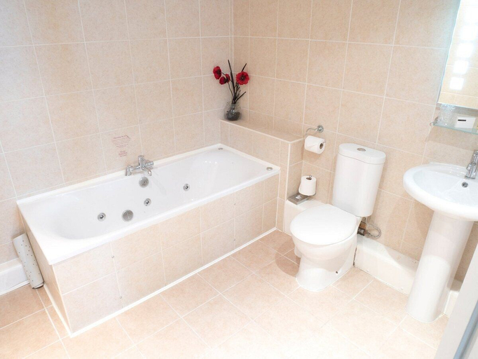 Bathroom 3, Cambridge Hotel Waterfront, Calderdale