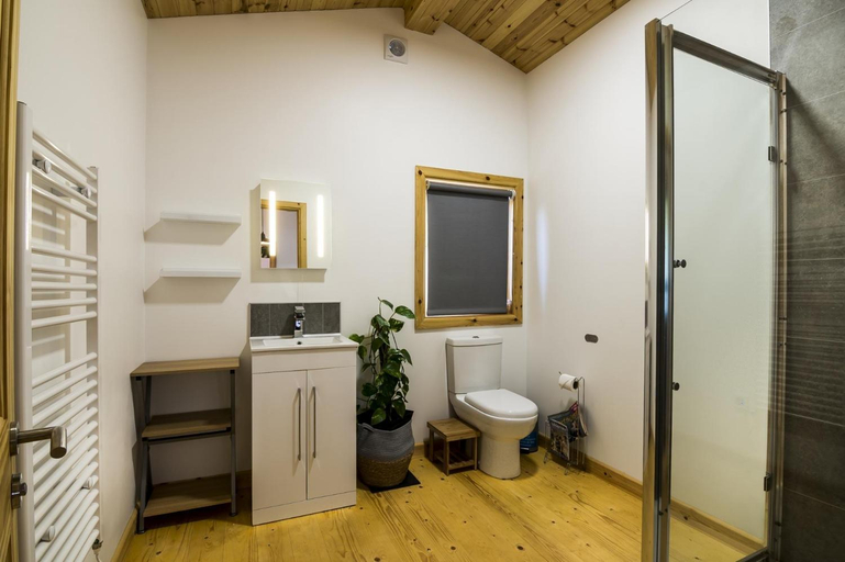 Bathroom, Fern Lodge - 2 Bedroom Log Cabin - Saint Florence, Pembrokeshire