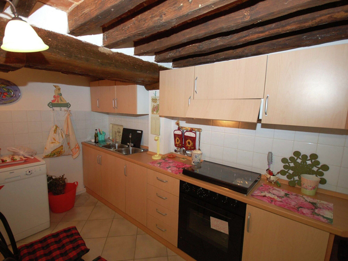 Private kitchen 4, Apartment in Lucca Near Historic City Walls, Lucca