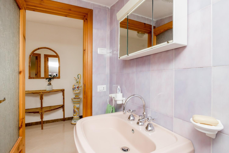 Bathroom 1, Villa Sofia, Salerno