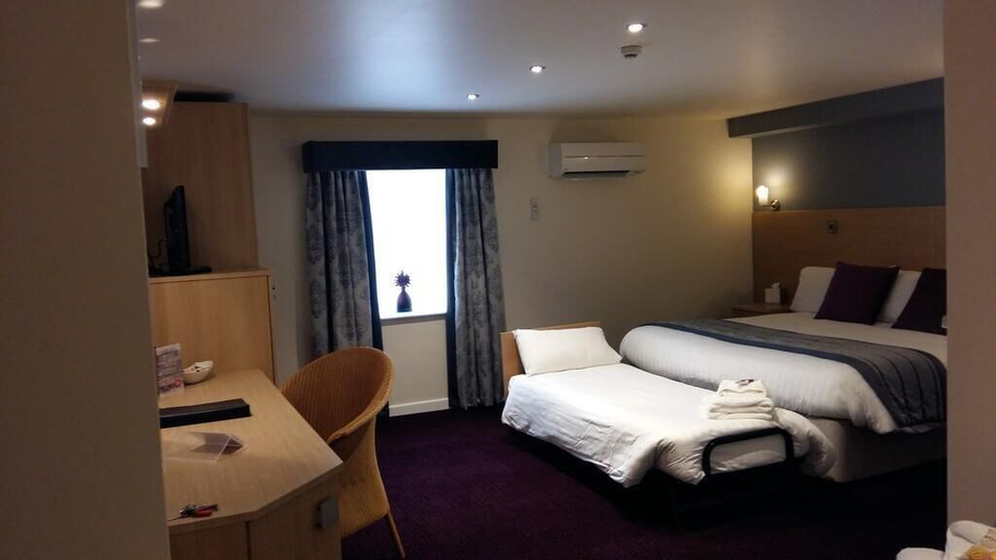 Bedroom 5, Cambridge Hotel Waterfront, Calderdale