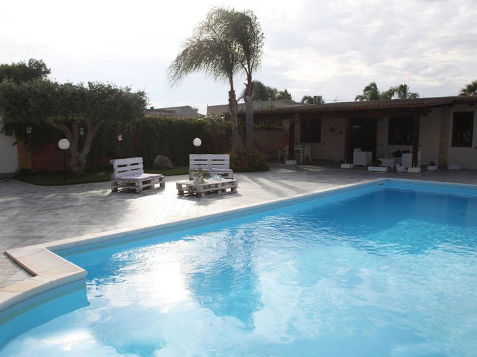 Pool 5, Belvilla by OYO Villa Flora, Trapani