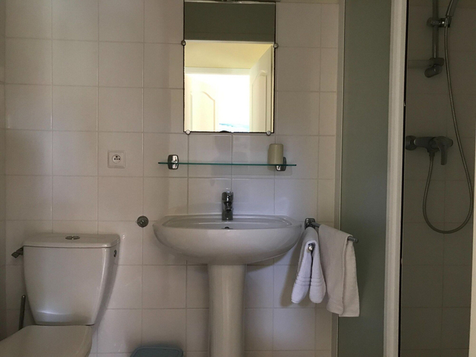 Bathroom 4, Villa in Les Forges with Golf & Pool Access, Deux-Sèvres