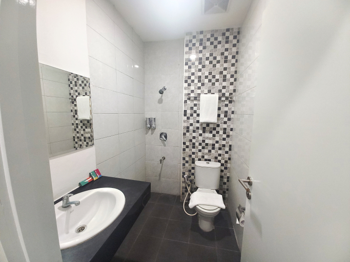 Bathroom 5, Hotel 88 Kedoya, West Jakarta