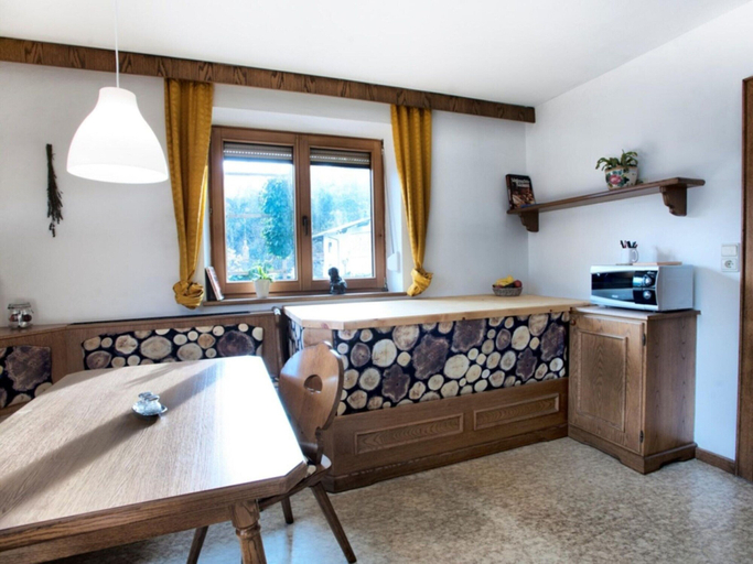 Dining 4, Spacious House In Fugen With Terrace, Schwaz