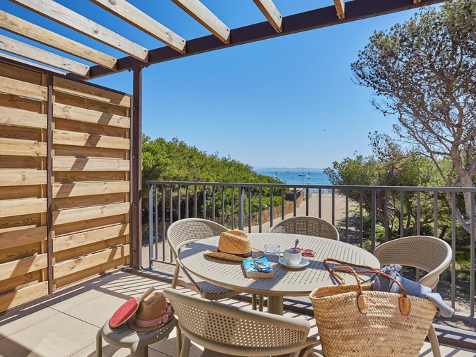 Dining 4, Apartment in Giens With Pool & Beaches Nearby, Var