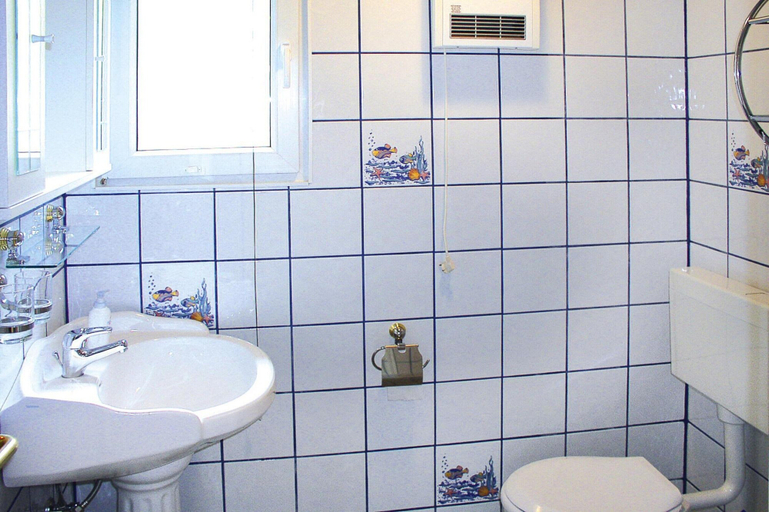 Bathroom, Twin Bungalow at Black Lake, Schwarz, Mecklenburgische Seenplatte
