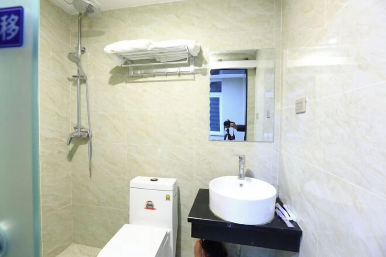 Bathroom 2, Xiangyang Jingyi Hotel, Xiangfan