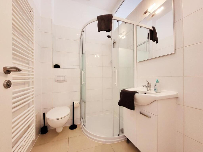 Bathroom 2, Donaufelder City Apartment, Wien