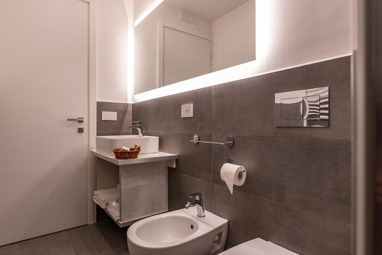 Bathroom 4, La Gesina B&B, Napoli