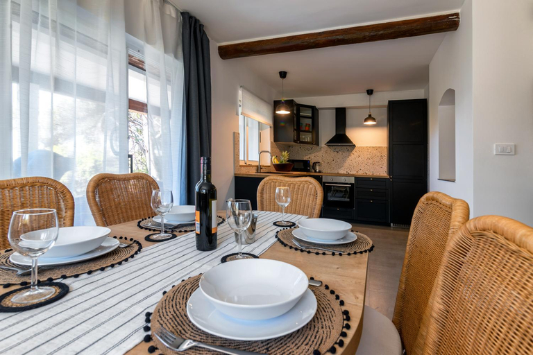 Others 3, Villa Pinus, Stari Grad