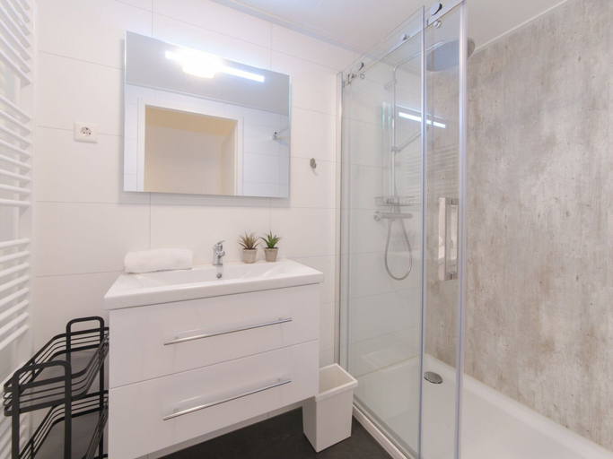 Bathroom, Cozy Chalet with Fireplace near Oosterschelde, Kapelle