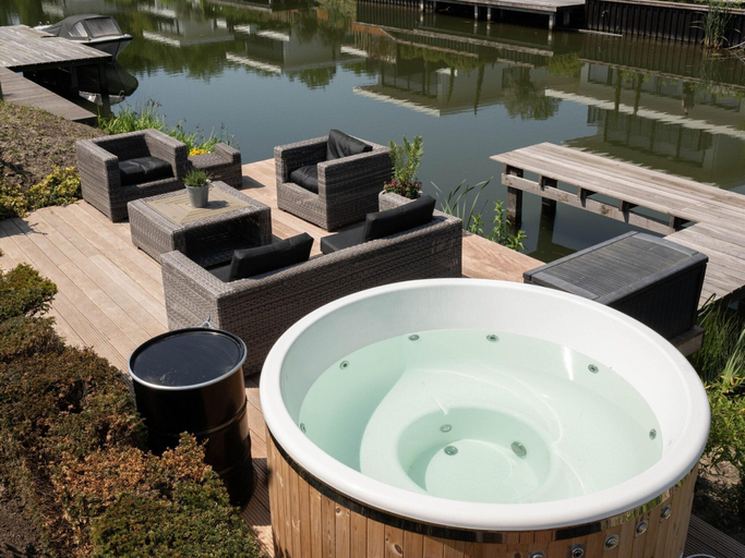 Sport & Beauty, Villa on the Water Near the Veluwemeer, Zeewolde