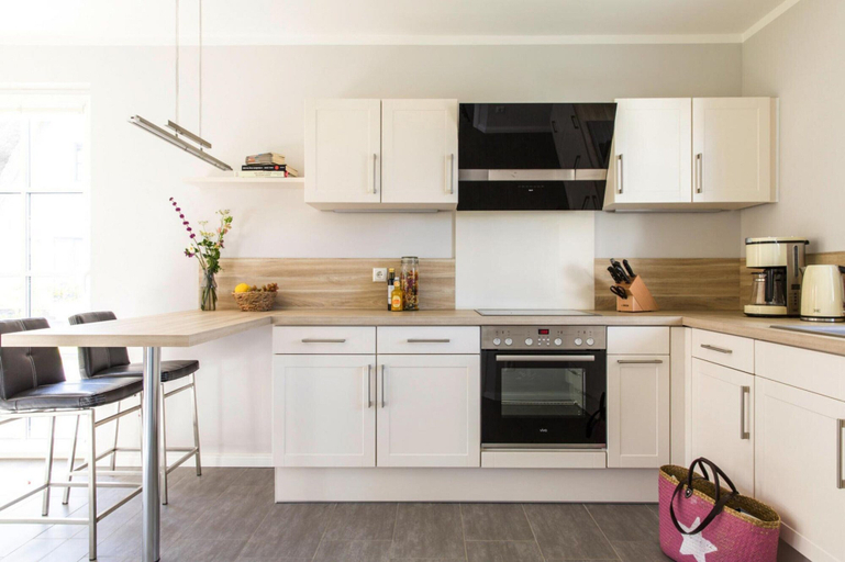Private kitchen 5, Luxushaus Boddenkuste mit Lagune und Sauna, Vorpommern-Rügen