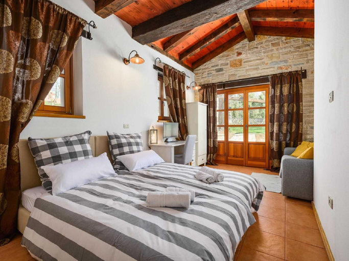 Room 2, Beautiful Stone Villa in Tinjan With Swimming Pool, Tinjan