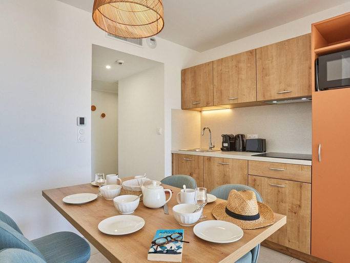 Private kitchen 5, Apartment in Giens With Pool & Beaches Nearby, Var