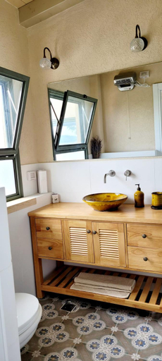 Bathroom 2, צימר חלון לרקפות zimer Window for primroses עם ג'קוזי לנוף