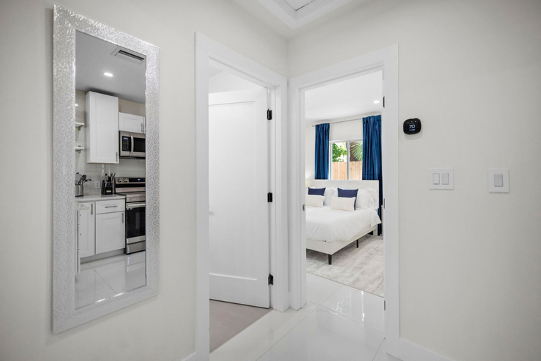 Room 4, Uhost AI Stylish 1BR Bright Space w Patio, Broward