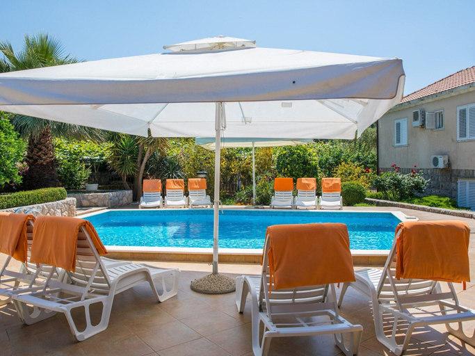 Others 2, Apartment With Terrace and Pool, Konavle