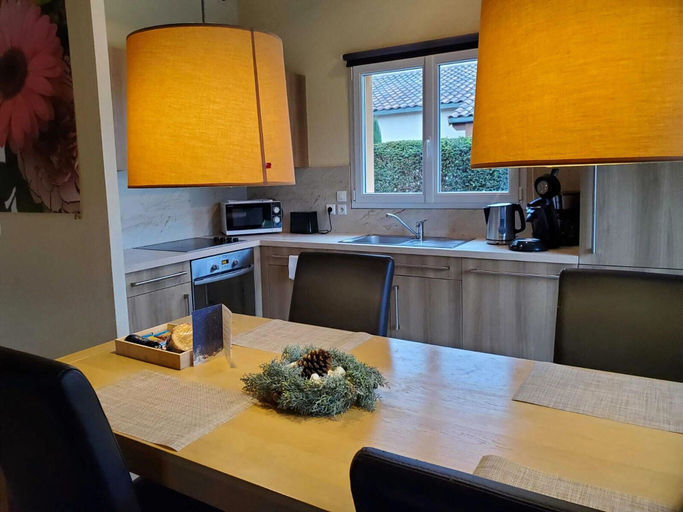 Private kitchen 2, Villa in Les Forges With Golf & Pool Access, Deux-Sèvres