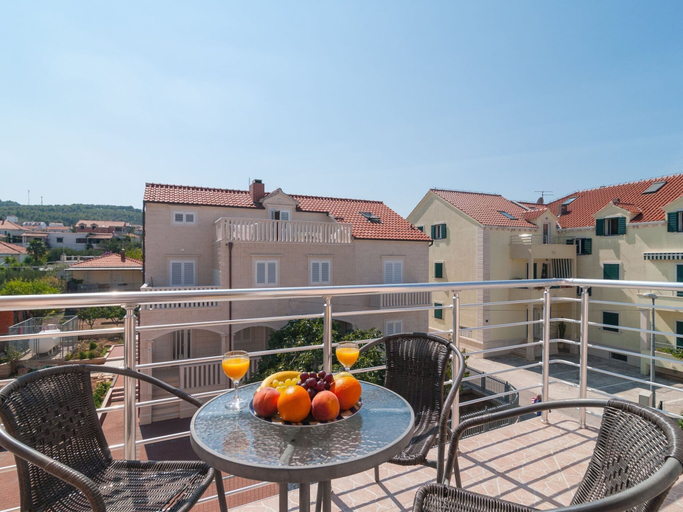 Dining 5, Apartments Island Beat - Two Bedroom Apartment With Balcony, Supetar
