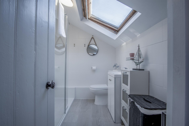 Bathroom 4, Caleb's Cottage - 4 Bedroom Cottage - Solva, Pembrokeshire
