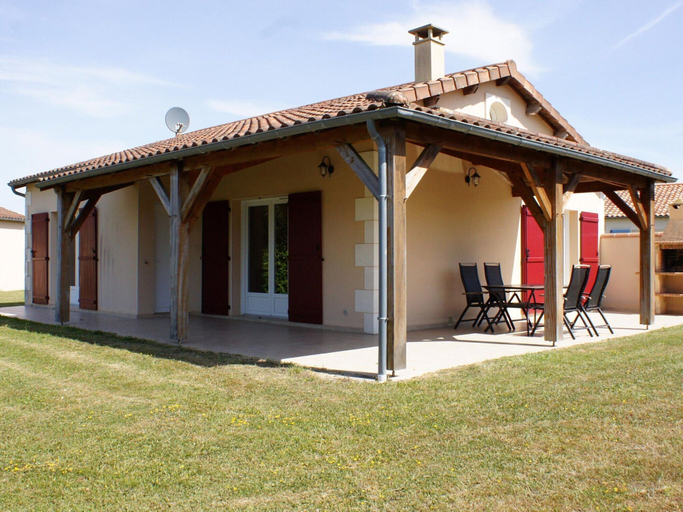 Exterior 5, Villa in Les Forges with Golf & Pool Access, Deux-Sèvres