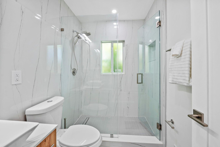 Room 5, Uhost AI Stylish 1BR Bright Space w Patio, Broward