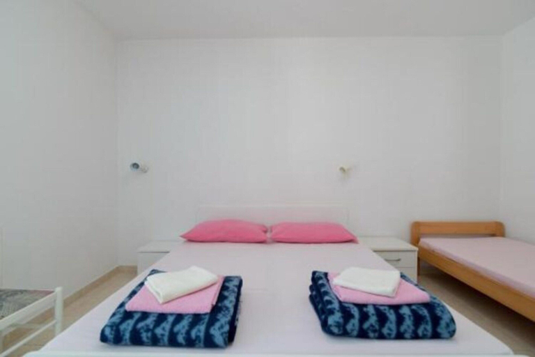 Room 5, Apartments Boguvila - Two-bedroom Basic Apartment With Terrace -, Supetar