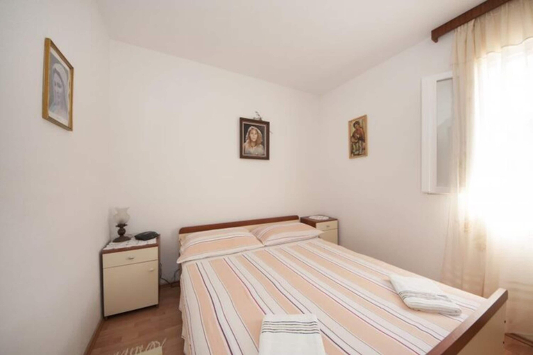 Room 5, Apartments Mira - One Bedroom Apartment With Balcony, Supetar