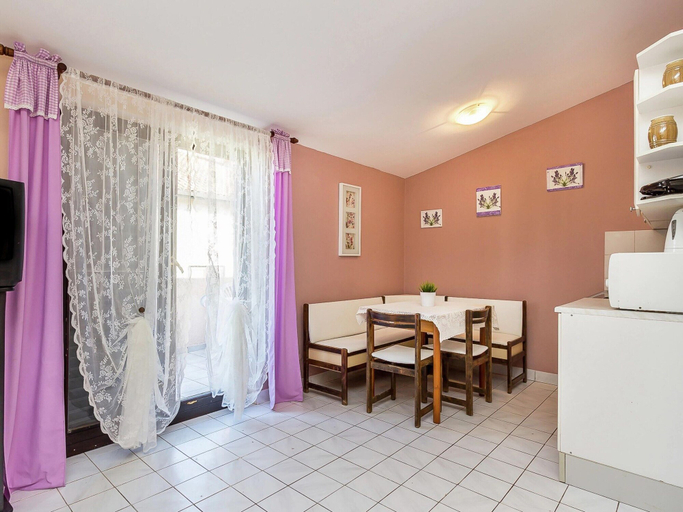 Dining 3, Apartment in Liznjan With Pool Terrace, Ližnjan